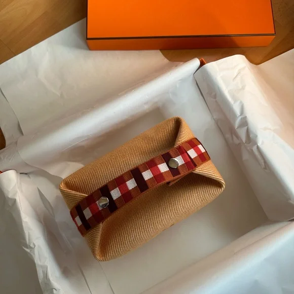 Hermes Bride-a-Brac au Carre case
Hermes Pouch Cosmetic Bag Travel - Picture 3 of 8